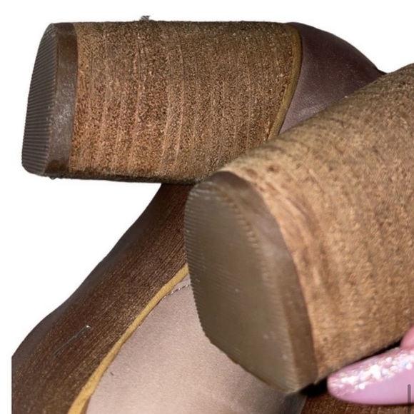 NORDSTROM “TROLLEY” GRAY LEATHER DISTRESSED ZIP ANKLE BOOTIE SIZE 11. (Runs Sm) - Picture 6 of 9